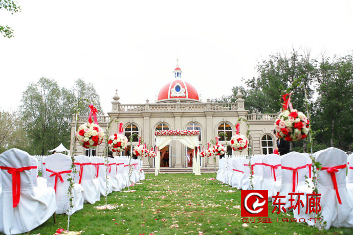 红色椅背纱：城堡婚礼鲜花草坪纱幔搭配